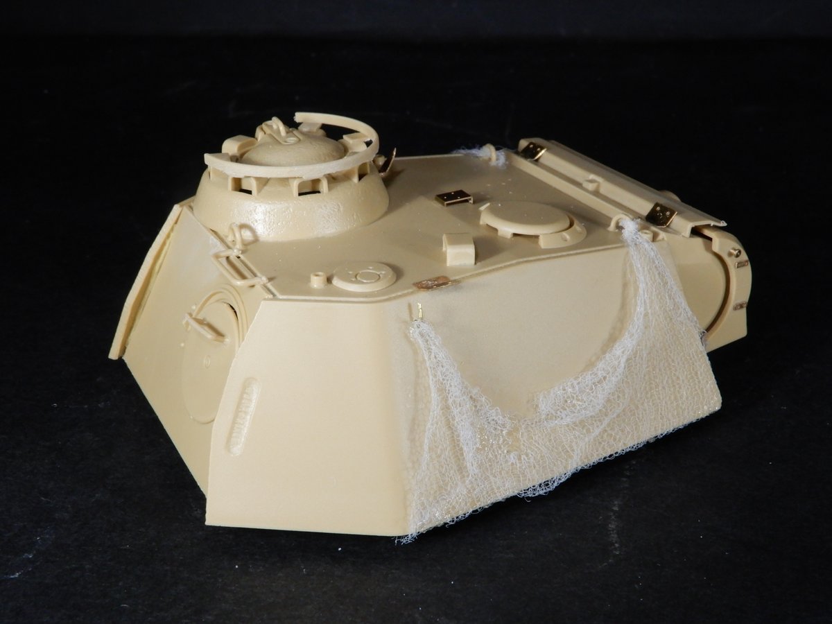 Yoshi84525254's tweet image. 【Panther 進捗6】
全然眠れない模活😥
砲塔にも洗濯ネットで偽装網をひっ付けてみました😆
大戦期の写真を見てると、たまに黒い布？の様な物を付けたパンタ―を見掛けますが、これもカモフラ―ジュの一種なんでしょうか？
#タミヤ　#パンター　#PantherG #戦車模型