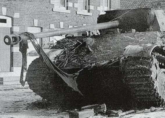 Yoshi84525254's tweet image. 【Panther 進捗6】
全然眠れない模活😥
砲塔にも洗濯ネットで偽装網をひっ付けてみました😆
大戦期の写真を見てると、たまに黒い布？の様な物を付けたパンタ―を見掛けますが、これもカモフラ―ジュの一種なんでしょうか？
#タミヤ　#パンター　#PantherG #戦車模型