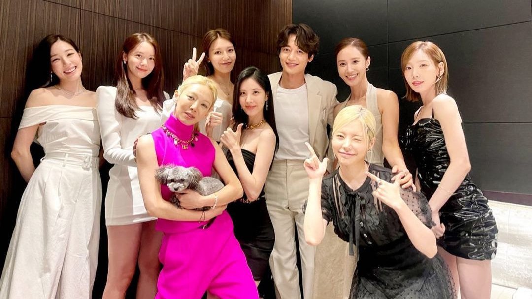 jiminpp4's tweet photo. hyoyeon look like soshi lightstick😂😂
#SNSDisBack #FOREVER1_OUTNOW https://t.co/ajv84vYeBf