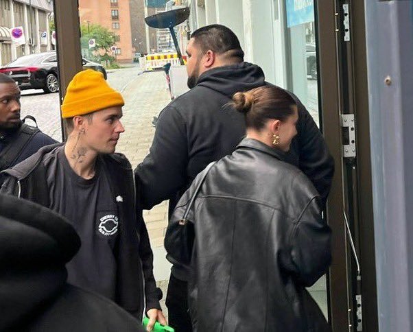 JBieber_ITALY's tweet photo. [FOTO] @justinbieber e @haileybieber avvistati oggi in giro per la Norvegia. (6 Agosto) https://t.co/Hi4g1KgCAp