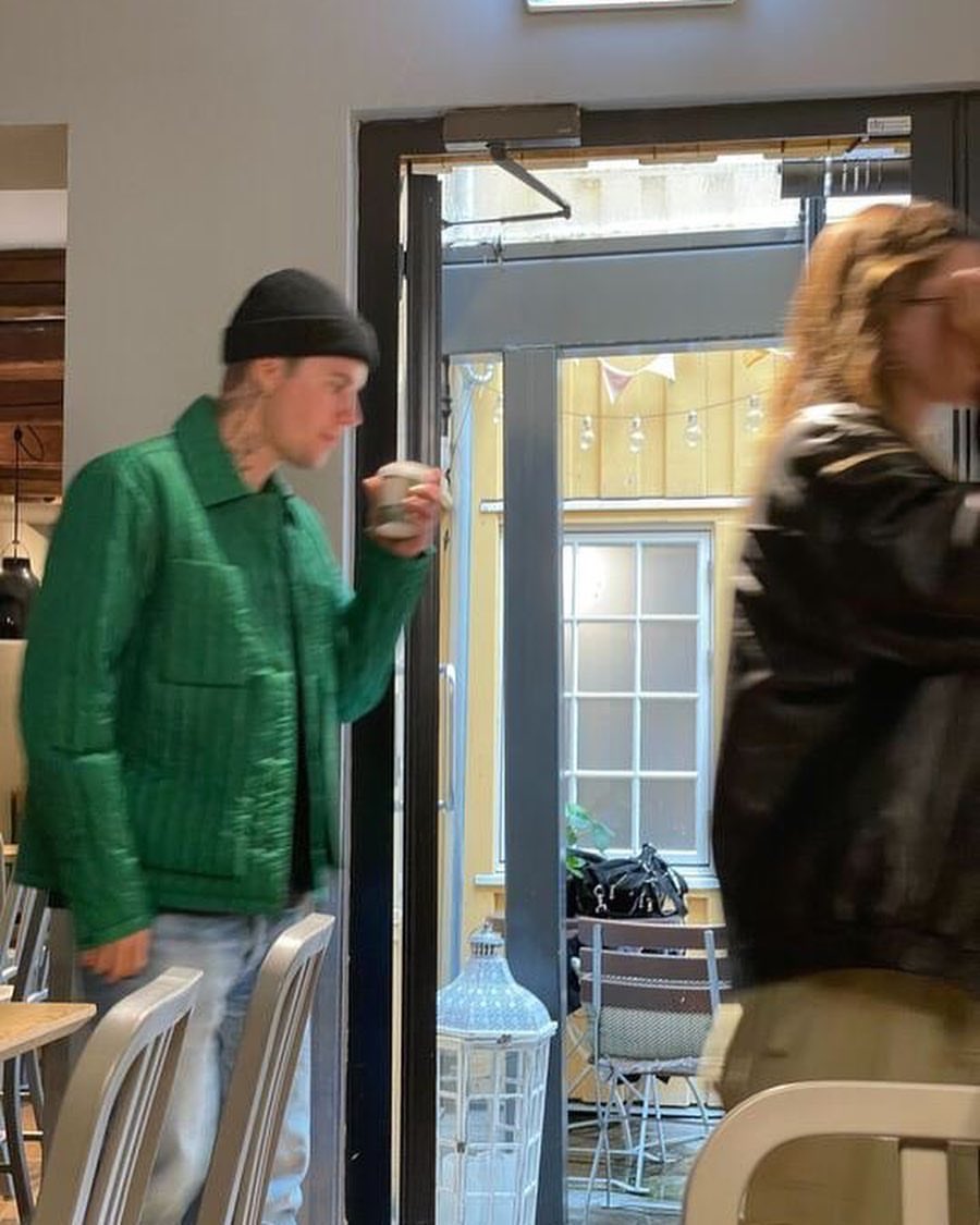 JBieber_ITALY's tweet photo. [FOTO] @justinbieber e @haileybieber avvistati oggi in giro per la Norvegia. (6 Agosto) https://t.co/OSabdAcAGL
