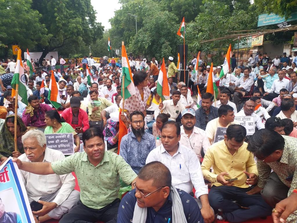 rpandey578's tweet photo. @PMOIndia @RahulGandhi @SanjayAzadSln @rashtrapatibhvn 
#JusticeForSaharaIndiaInvestors 
#पहले_भुगतान_फिर_मतदान 
#चौकीदार_चोर_है
#सुब्रतरॉय_सहारा_पैसा_दो_हमारा
#जंतरमंतर पर हो रहे धरना प्रदर्शन को केंद्र सरकार हल्के में न ले यह मुद्दा देस के 20 करोड़ लोगो से जुड़ा है https://t.co/VHeAKVMGJ2