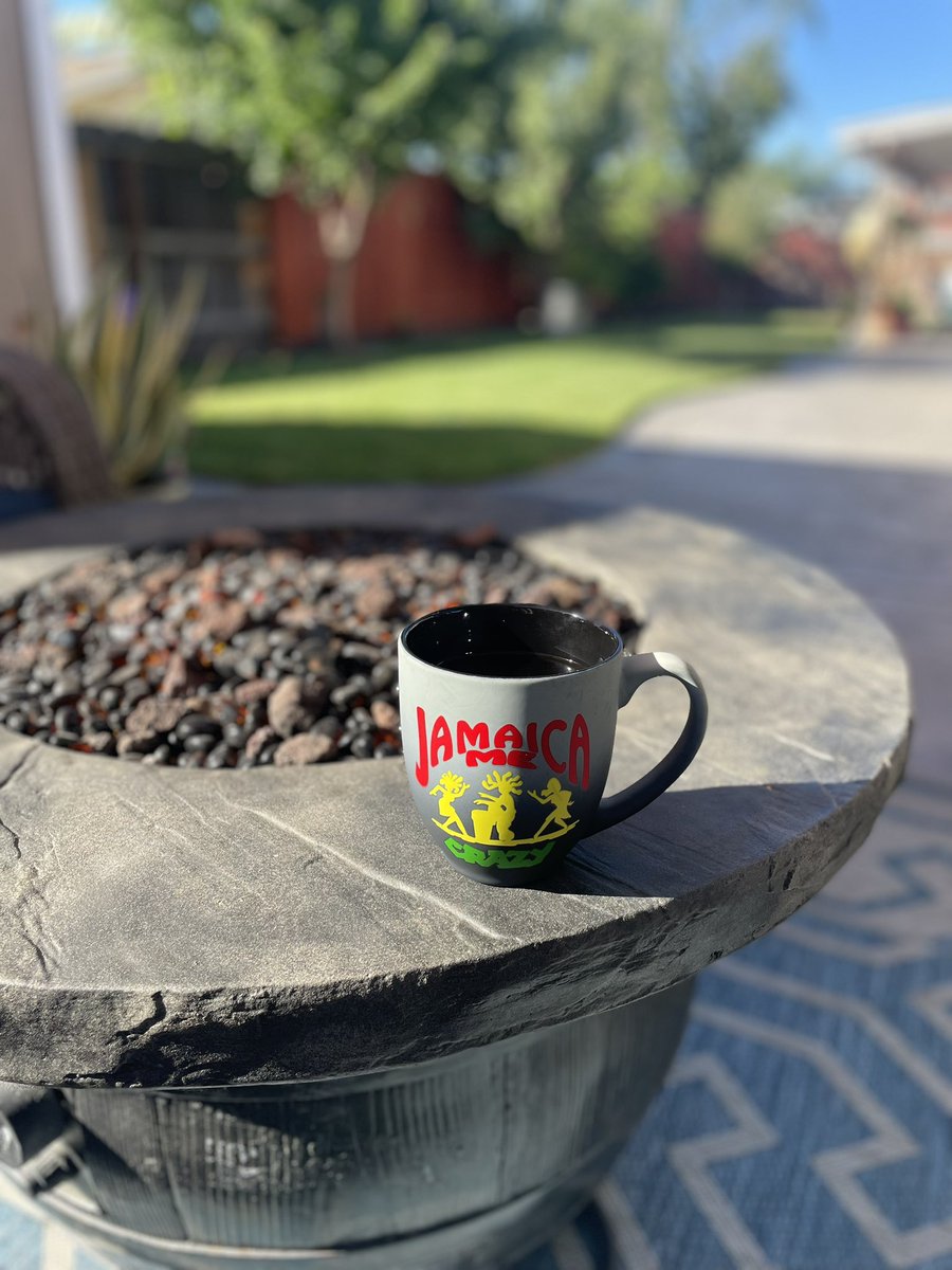 day_conquer's tweet image. Coffee and mornings be like this