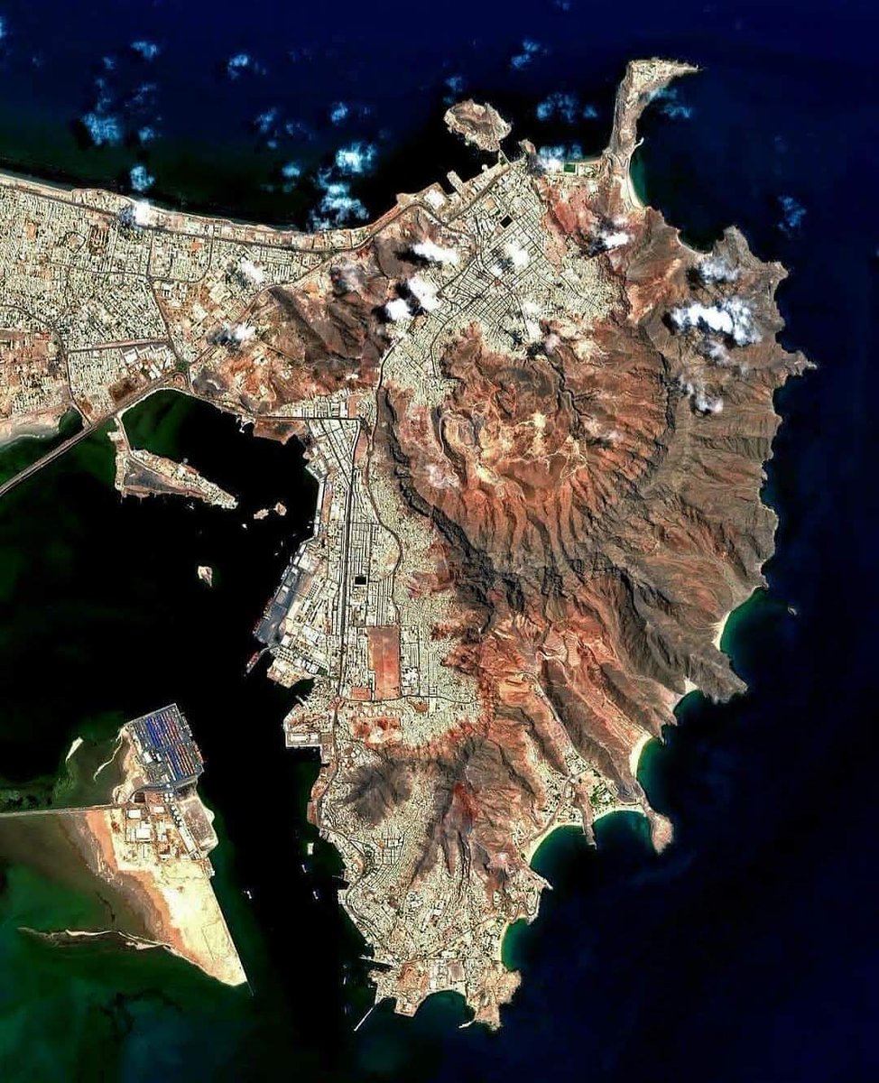 مدينة عدن - تصوير جوي❤️

كانت عدن هي أم المصافي البترولية وبها أول معرض طيران عام 61م والبواخر بالمئات بمينائها يومياً وفيها المكاتب التجارية الإقليمية مثل وكالة "رولكس" الذي تم إرسال ساعة الأمير عبدالله الفيصل إبن ملك السعوديه آنذاك لإصلاحها بعدن.

ماذا حل بك حالياً ياعدن!