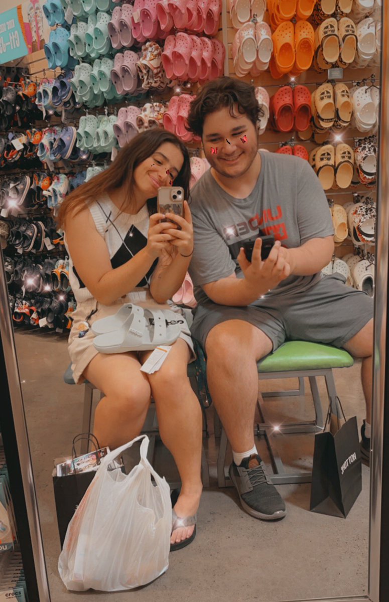 allnewthor's tweet photo. two jane foster enthusiasts at the croc store https://t.co/vdHdKhZAT4