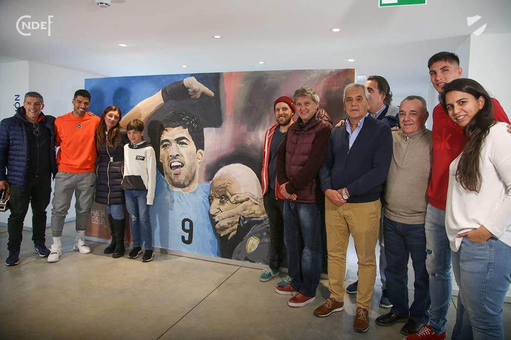 Se inauguró en la Ciudad Deportiva Los Céspedes el mural en homenaje a Walter Ferreira. 

En la emoción de su familia y <a href="/LuisSuarez9/">Luis Suárez</a> nos reflejamos todos los hinchas del fútbol uruguayo. 

#ElClubGigante 🔵⚪️🔴