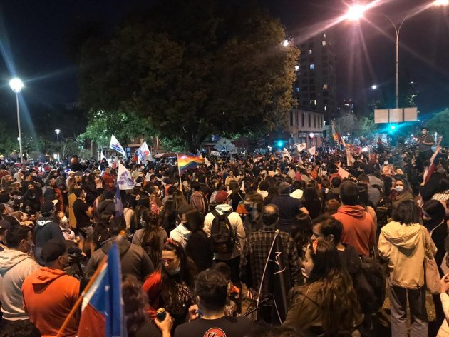 PedroDiazPaez's tweet photo. @evelynmatthei Según las encuestas y su coalición de partidos, usted es la mejor evaluada, cierto? Entonces me pregunto, por qué no se nota en su convocatoria? Le pongo otro ejemplo, pero con 2 fotos, plaza de Concepción con el Sr. Atria y la Sra. Elisa Loncon. 
Nota la diferencia? https://t.co/sakEz3qXT4