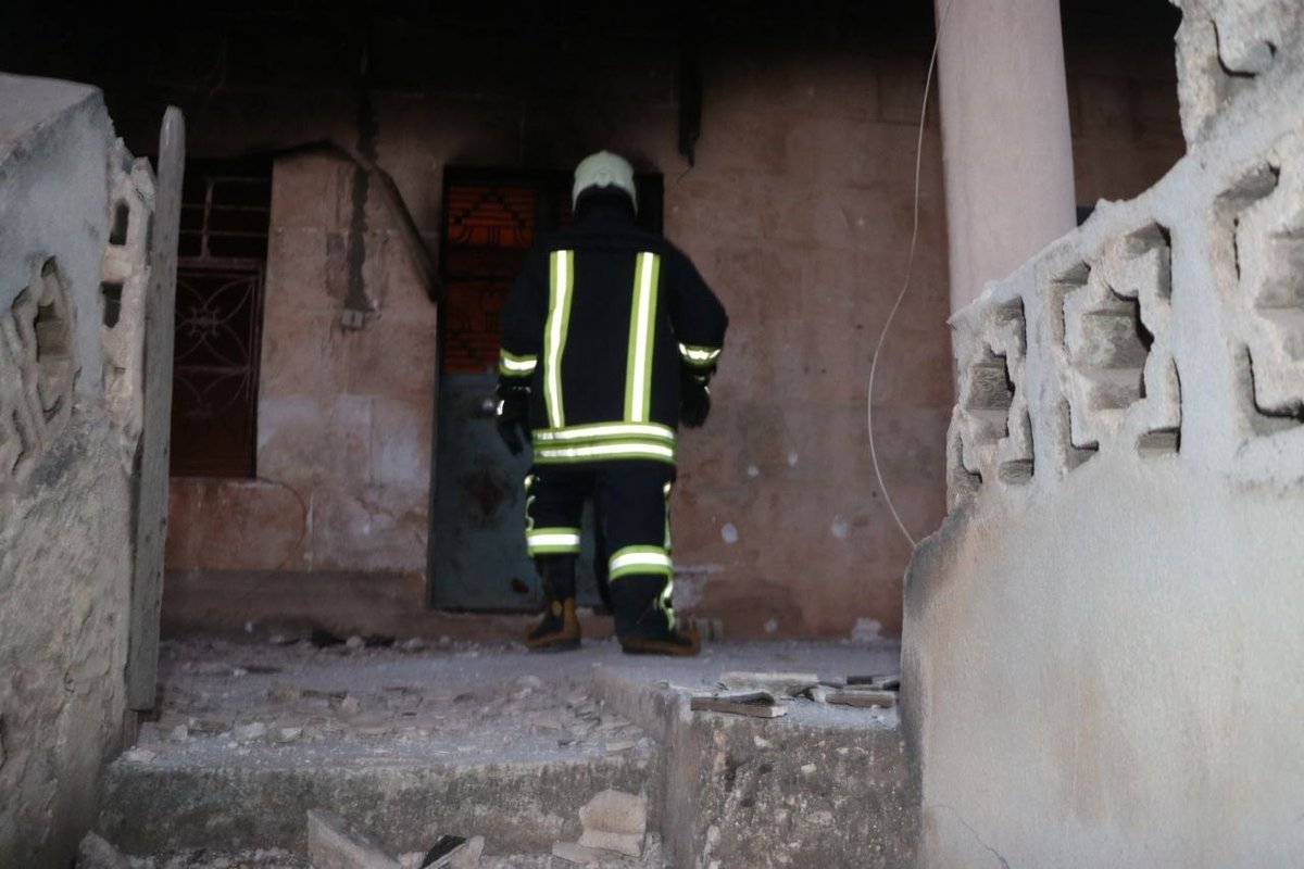 SyriaCivilDef's tweet photo. Today, a woman was injured and a fire broke out in one of the civilian houses after the regime forces and Russia bombed #Albara village south of #Idlib with artillery shelling. Our teams extinguished the fire and secured the area.
#WhiteHelmets https://t.co/EXH6aTb8kR