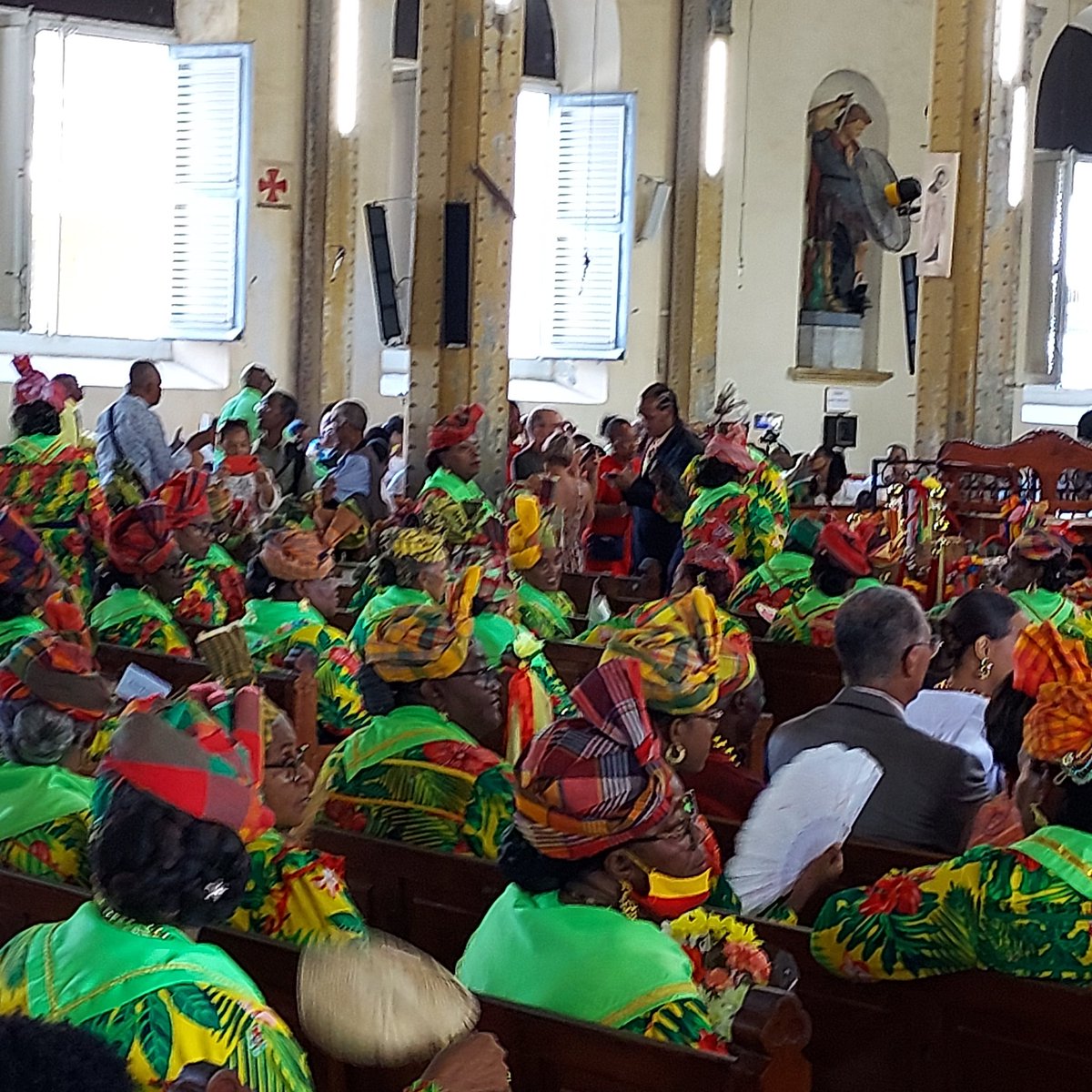 Fête des Cuisinières ce matin.Eglise St Pierre et St Paul belle célébration. De belles couleurs,de la joie!
