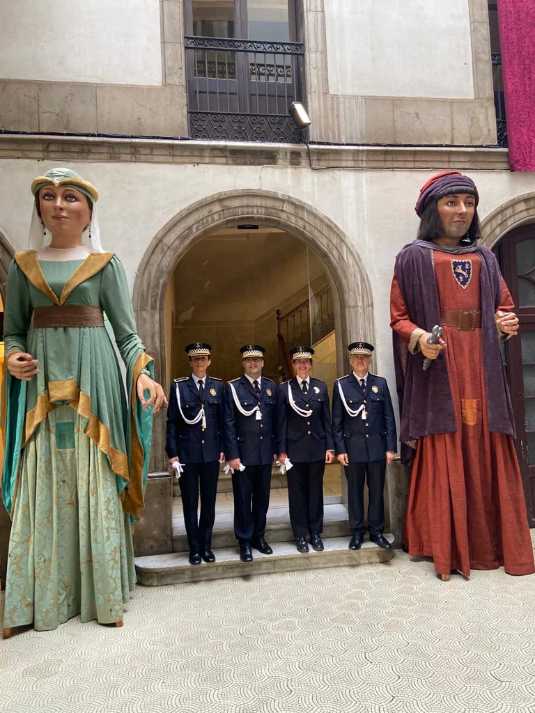 PLVNG's tweet image. Ens vestim de Gala per #FestaMajorVNG 2️⃣0️⃣2️⃣2️⃣. També podeu veure com ho fèiem fa vint-i-cinc anys.