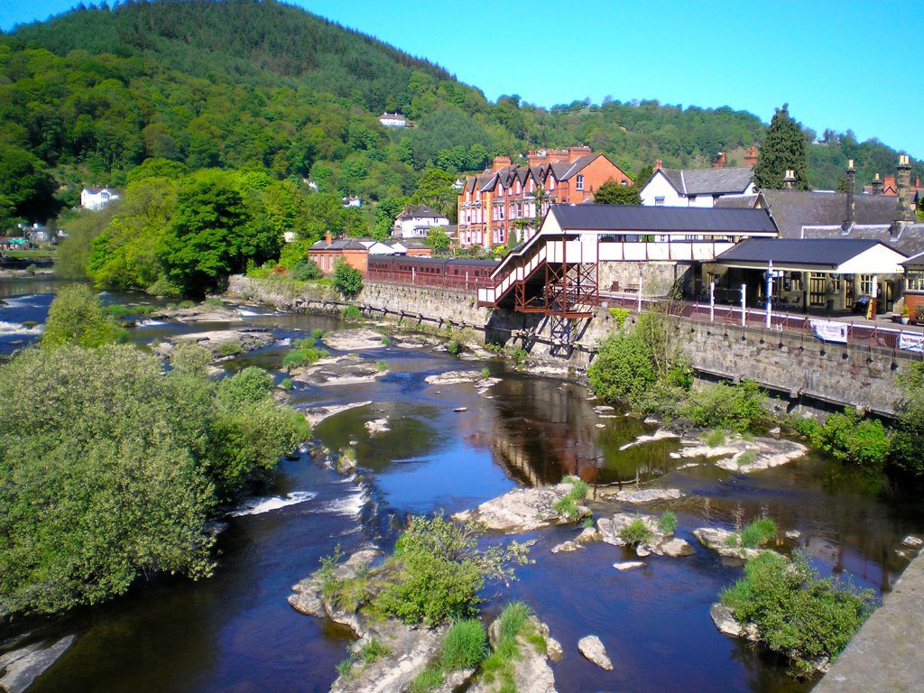 shrewsmorris's tweet photo. 17 years ago we danced on beautiful #Llangollen station on the most fantastic day! #teamarchives #becauseyourhistoryisimportant 😊👍 https://t.co/RmjtdOUEA4