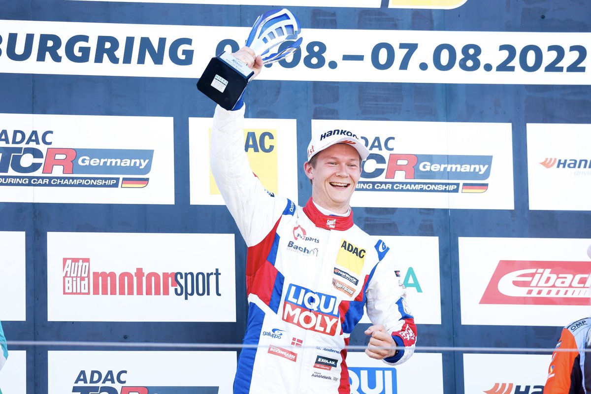 SID_Marketing's tweet photo. Grund zur Freude: #MartinAndersen hat das Samstagsrennen der @ADAC #TCRGermany auf dem #Nürburgring gewonnen und sich zum Halbzeitmeister der Serie gekrönt. Der Däne setzte sich knapp gegen #JonasKarklys und @jessbackman durch. Mehr Infos/Fotos 👉 https://t.co/NFeebWaEpZ https://t.co/OHtUV3Ogrt