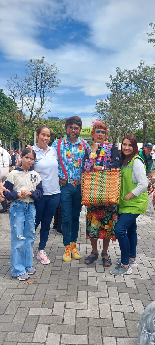 MetroparquesM's tweet image. Metroparques presente en los eventos de esta gran fiesta y tradición paisa #FeriadeFlores2022 
#MedellinAquiTodoFlorece 🌺🌸🌻
