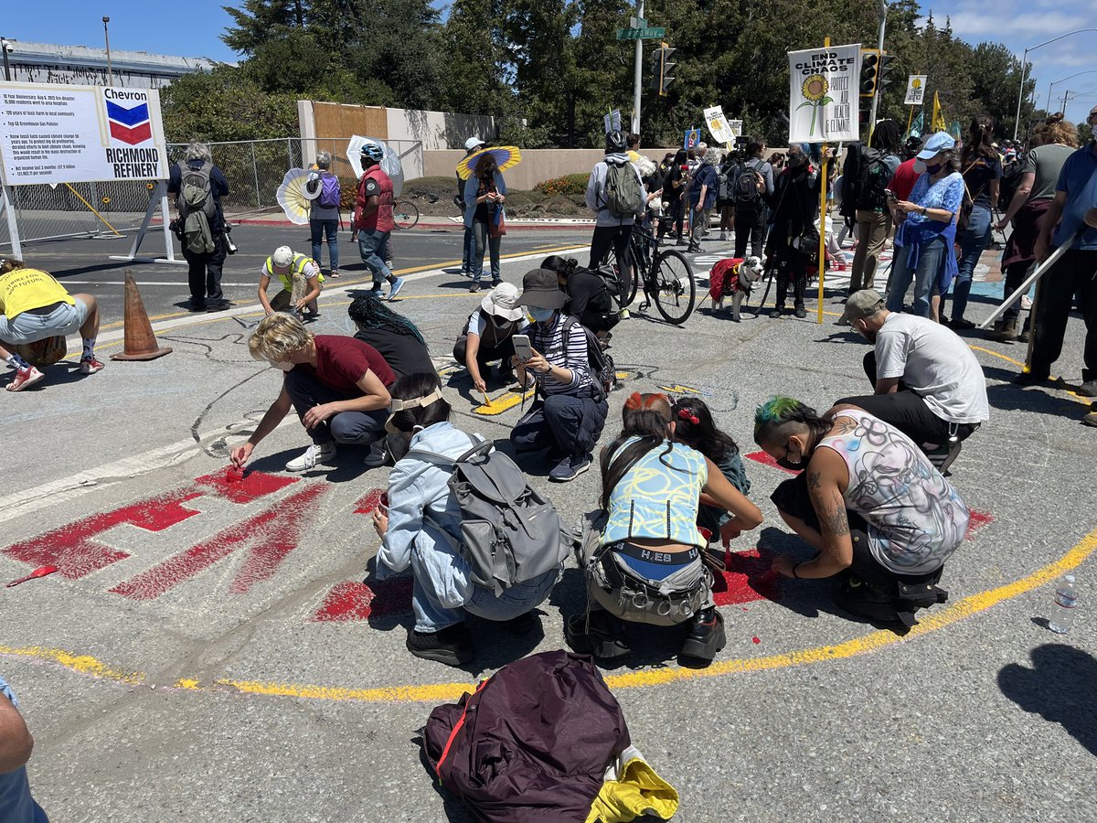 paulpaz's tweet photo. Folks in Richmond, CA are devoted to the fight for #environmentaljustice! They know as well as anyone the TRUE COST of fossil fuels. #Climatechaos is happening NOW & they are the front lines. We will win this fight together! #BeyondChevron https://t.co/fWQXS3SleB