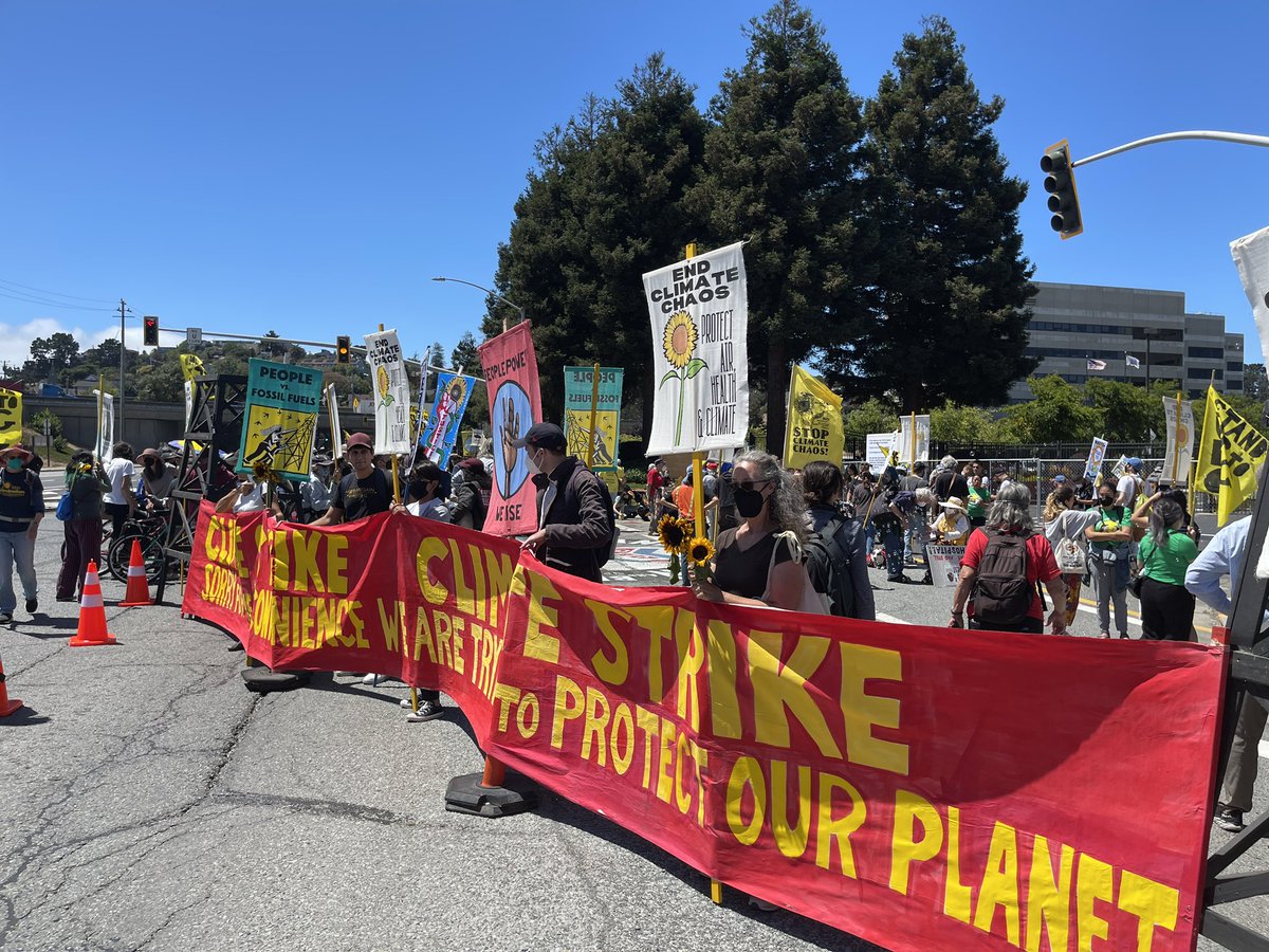 paulpaz's tweet photo. Folks in Richmond, CA are devoted to the fight for #environmentaljustice! They know as well as anyone the TRUE COST of fossil fuels. #Climatechaos is happening NOW & they are the front lines. We will win this fight together! #BeyondChevron https://t.co/fWQXS3SleB