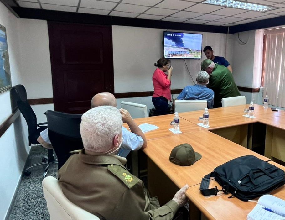 MarioRi90869407's tweet photo. PresidenciaCuba: El Presidente @DiazCanelB y su equipo de Gobierno y Partido continúan en #Matanzas, acompañando a las autoridades provinciales. Supervisan las acciones para contener el incendio. 

#FuerzaMatanzas https://t.co/rV8BhtujEX