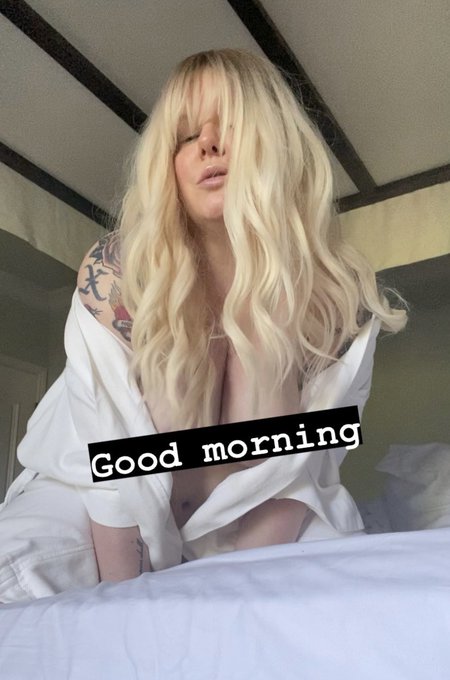California looks good on me ✨ A pic I snapped in my hotel bed this morning. No makeup, no filter 💋 https://t<a href="/tag/bts"class="tags"><span>#bts</span></a>