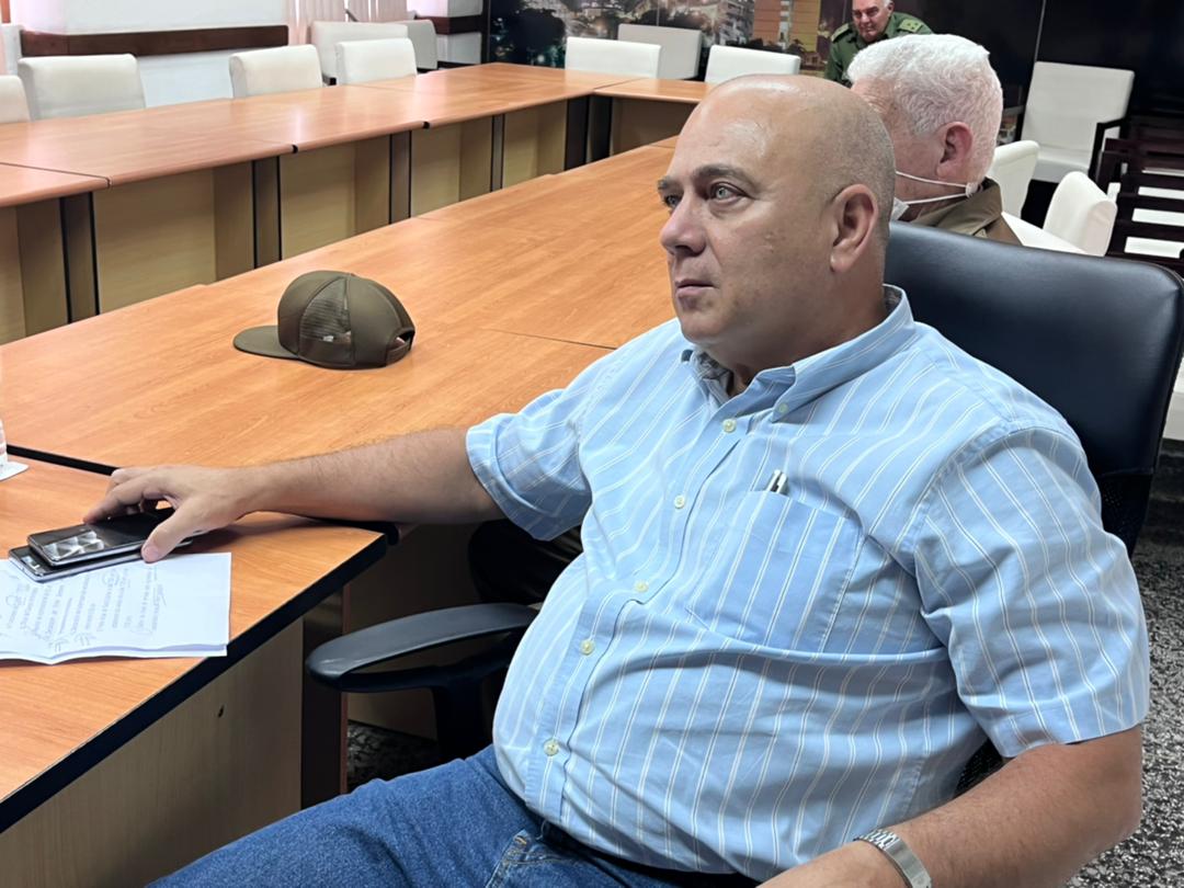 Desde la sede del <a href="/PartidoPCC/">Partido Comunista de Cuba</a> en #Matanzas, seguimos junto a <a href="/DiazCanelB/">Miguel Díaz-Canel Bermúdez</a> minuto a minuto el desarrollo de las acciones para combatir el incendio y mitigar sus consecuencias. #Cuba #FuerzaMatanzas #CubaPorLaVida