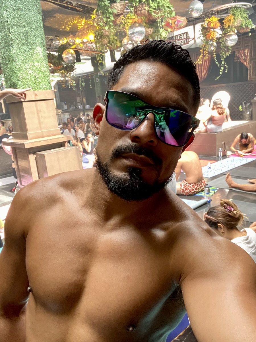 EduardoGuevara's tweet photo. Every saturday the coolest people in Miami get to #YogaHigh with @420spaceyoga
#420Yoga #SpaceMiami #Yogi #Yoga #MenAT40 #NicaEnMiami #NicaEnUSA #Namaste #Love #ReLearning https://t.co/KgHg45rlse