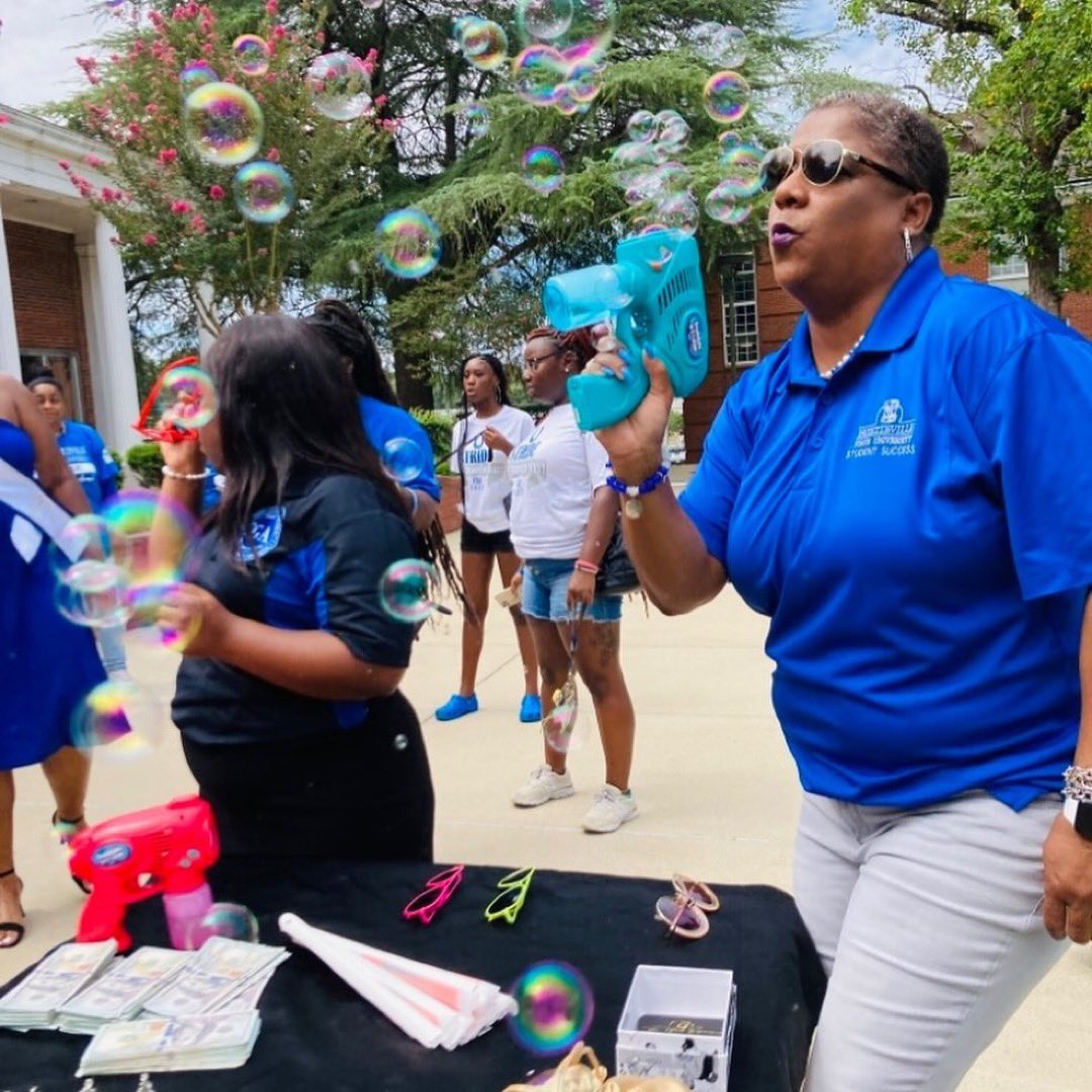 uncfsu's tweet photo. Our first year and transfer students have been welcomed to #BroncoNation and are saddled up for the start of the Fall semester! #OperationSmoothMove is in full effect!! #faystate #fayettevillestateuniversity #broncopride #proudtobe https://t.co/0QxMniUY6m