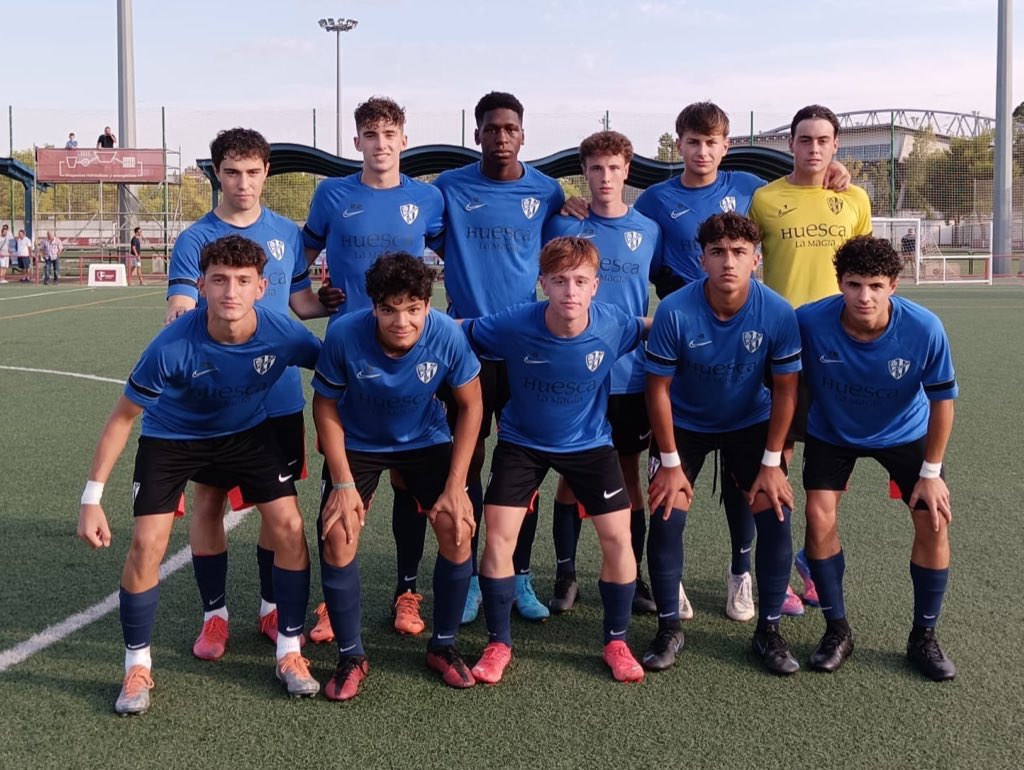 FundAlcoraz's tweet photo. 💪🏻✅ ¡Triunfo de la 𝗦𝗗𝗛 𝗝𝘂𝘃𝗲𝗻𝗶𝗹 𝗕!

Buenas sensaciones ante Juventud de Huesca del equipo que jugará en #LigaNacional (2-1). Se vio a unos azulgranas con mucha intensidad y facilidad para crear ocasiones. 

⚽️ Huang y Guarné fueron los anotadores.

¡Seguimos creciendo! https://t.co/ZtoLObBsqx