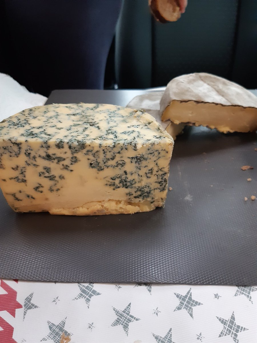 albertcanudas's tweet photo. Millor formatge blau d'espanya, Savel; i tb molt bo el Terra. Ah, i la mantega espectacular. https://t.co/qXC3QmRGCm