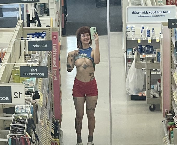 those big mirrors in Walgreens are for nudes right?? https://t.co/9pC6ttZtd2