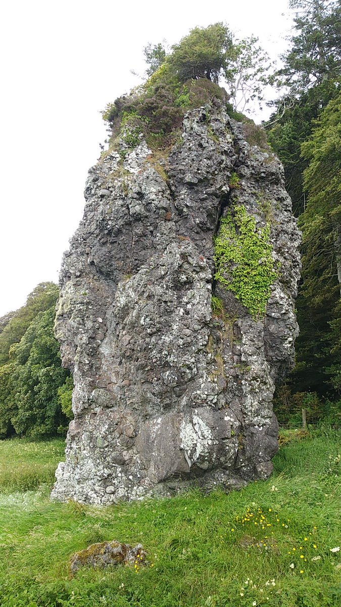 NeuKelte's tweet photo. Nua-#CelticSoulJourney: In a field near #DunollieCastle stands Clach a Choin, the “Dog Stone”. Legend has it that this was where the ancient heroic warrior of #Celtic #mythology #FinnMacCool (Fingal) would chain his massive dog #Bran. As it circled and struggled it wore a 1/2 https://t.co/mbxvEp8klg