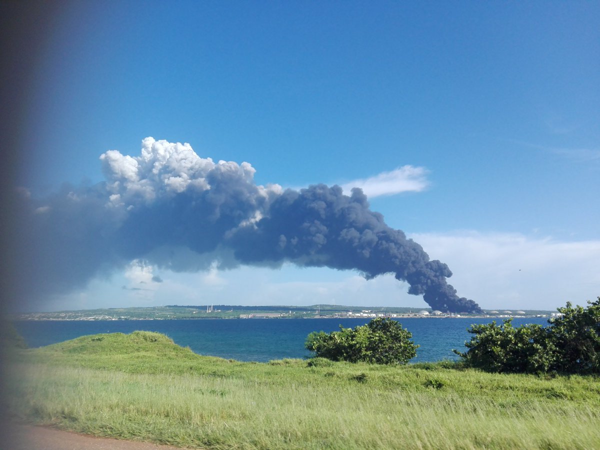 La columna de humo ensombrece el paisaje y perfila la dimensión inacabada del peligro. Nadie puede quedar indiferente a este suceso que sobrecoge a toda #Cuba.

Cobertura de #Granma»»»granma.cu/cuba/2022-08-0…