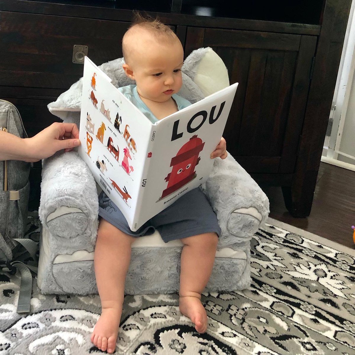 Does it get any better than seeing tiny readers with my book?! 🥰❤️ Yes! Because it’s extra special when it’s one of my nephews! He’s a very serious reader 😉