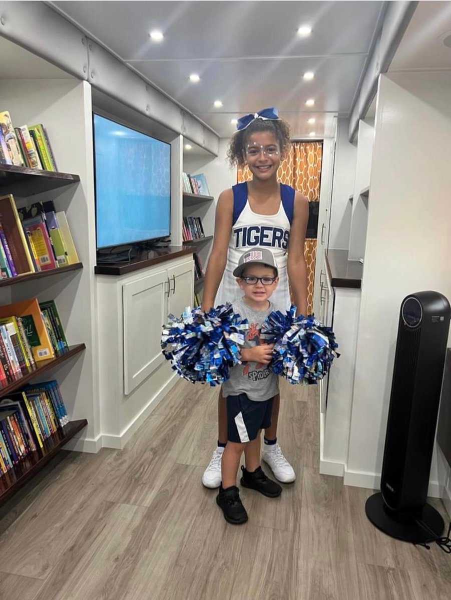 ButtsCoSchools's tweet photo. Henderson Middle School Cheerleaders performed at Market Day this morning. These cheerleaders spent their Saturday morning reading to youth and showcasing the BCSS Literacy Express Bus. #BCSS #JoinUsInJackson #TigerAmbush https://t.co/NK1hdVKO3N