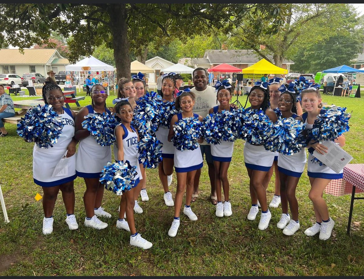 ButtsCoSchools's tweet photo. Henderson Middle School Cheerleaders performed at Market Day this morning. These cheerleaders spent their Saturday morning reading to youth and showcasing the BCSS Literacy Express Bus. #BCSS #JoinUsInJackson #TigerAmbush https://t.co/NK1hdVKO3N
