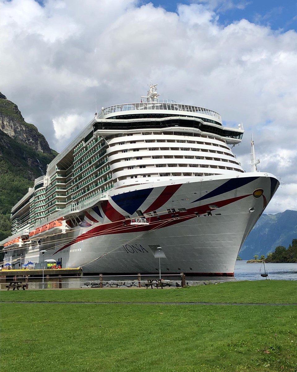 poseidon_ashore's tweet photo. #BreakingNews Made my very own gin courtesy of @pandocruises & @SalcombeDCo #SalcombeGin on the mighty cruise ship #Iona. Fabulous gin master class. #PoseidonsPromise https://t.co/IoxUFmgSrj