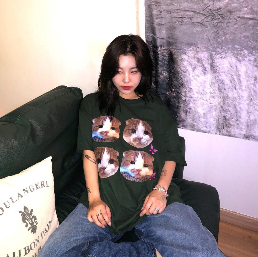 whee_Gg's tweet photo. Ok, pero se convierte en necesidad tener una camiseta con las caritas de Ggomo 🥺🤍
Whee-in te amo pero Ggomo me tiene a sus pies AAAAAA 🦋💐
 #WHEEIN #Ggomo #JungWheein #MAMAMOO https://t.co/tV3sRdYt4P