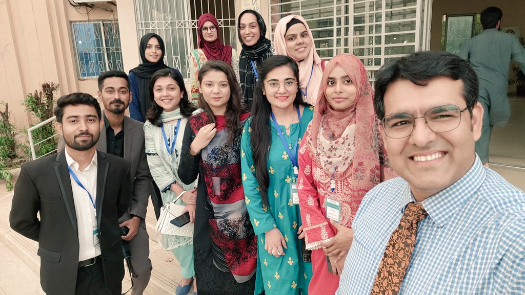 kapeel_kumar's tweet image. Post event mandatory selfies!

Shared my thoughts with students of MBA Program KUBS on the topic of Personal Grooming! Thank you for your honor and respect.

Yes Thankyou Saba Mumtaz for kind hospitality and Invite! Great meeting you after long 5 Years

#guestspeaker #KUBS #KU