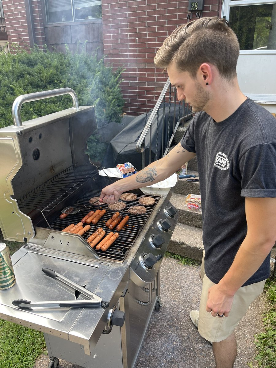 LookEastGaming's tweet photo. Look east, cook east. no better way to spend a Saturday #friendsirl #cookingout #streamers #gamers #wejustspent3000dollarsonapc #twitch https://t.co/Er1fvV66BQ