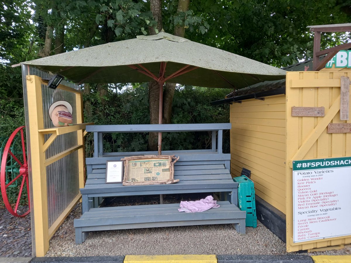 What a fantastic day today. Friends called by, customers rolled in, there were cakes and lots of #spudchat We sold out as well 😊 My little happy place #bfspudshack