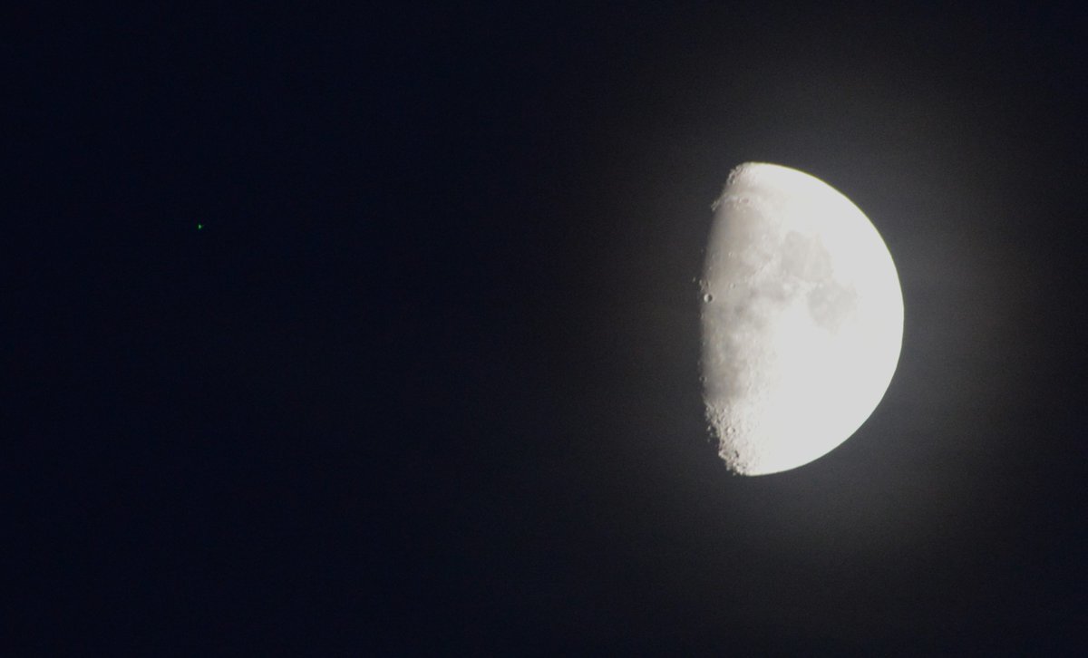 johan_klos's tweet photo. Goedenavond de #maan op 65'1 % met links de #ster de #dschubba uit de #schorpioen gewoon zonder #statief gemaakt #sterrenkijken @hemel_waarnemen @astrolandNL @NuSterrenkijken @sterrenplaneten https://t.co/OJVULGyScP