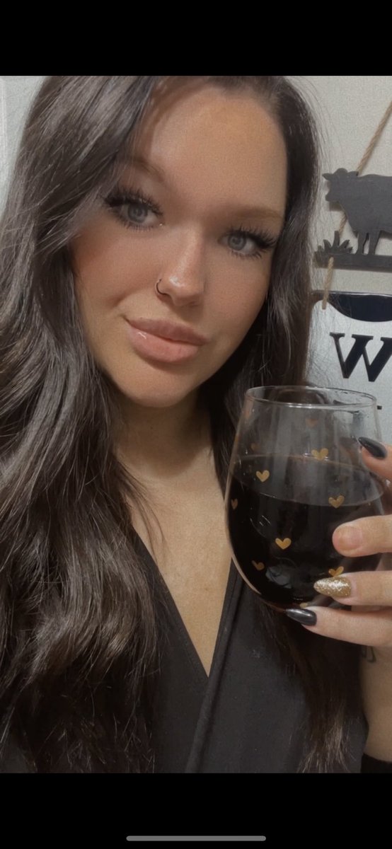 raeganhackler's tweet photo. When it comes to a drink… I’m gonna have it. 🖤 https://t.co/eJxYIbpExC