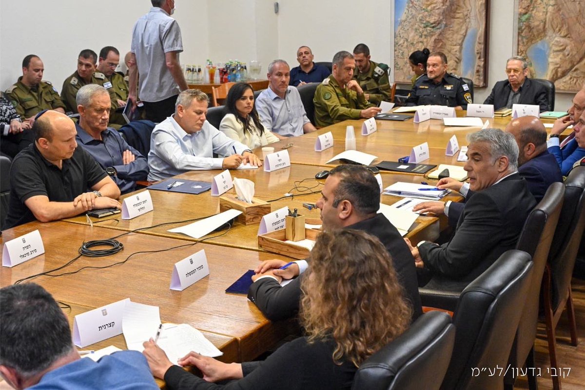 yairlapid's tweet image. ישראל תמשיך לפעול ללא היסוס כדי להבטיח שלום תושביה. כינסתי הערב את הקבינט המדיני-ביטחוני בקריה בתל-אביב.
