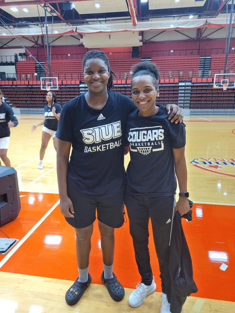 Alexiswball2005's tweet photo. I had so much fun at the elite camp @SIUEWBB I loved everything about the coaching staff and the players. I can tell that you guys love each other and y'all team chemistry is amazing and I cant wait to see y'all play this season. @Aye_Mass05 @CoachSQuigley @CoachPitts22 https://t.co/skfNbWVefC