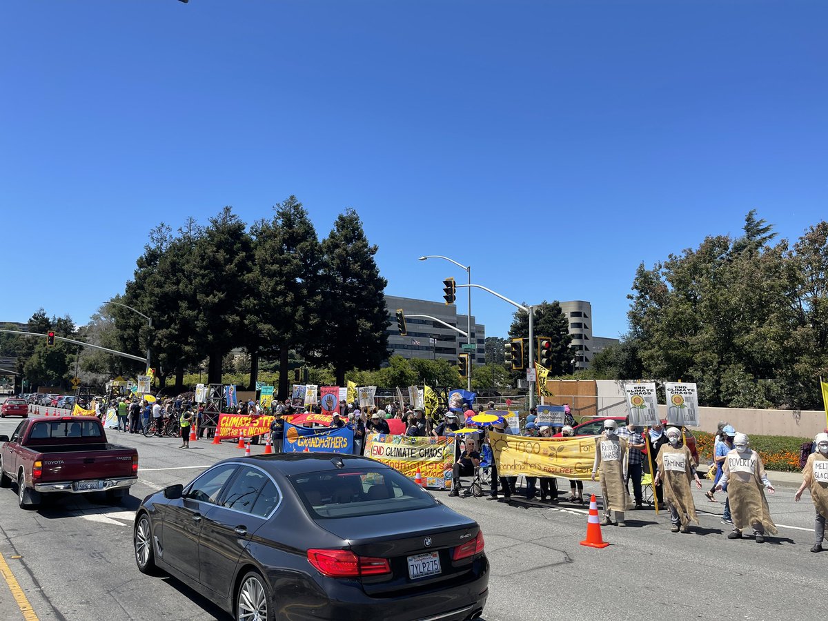 TrueCostChevron's tweet photo. Richmond community defends life! @chevron destroy it. #EmdClimateChaos #BeyondChevron https://t.co/sxvAi8aIlV