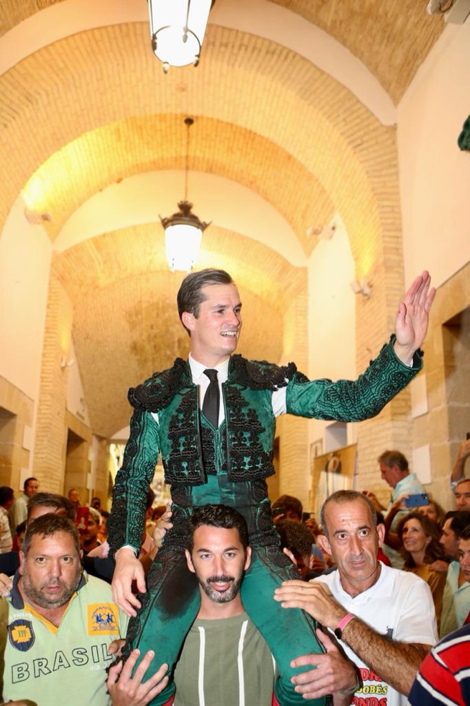 Tarde histórica en El Puerto. Puerta Grande de <a href="/InfoDanielLuque/">Daniel Luque</a> después de una faena de dos orejas de ley a un toro de gran calidad de vuelta al ruedo.