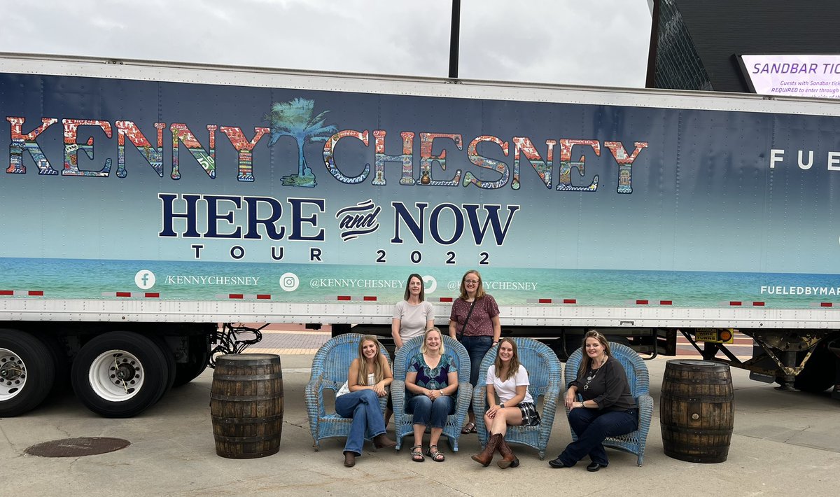 LardyJen's tweet photo. @K102 @kennychesney @DanAndShay @OldDominion @carlypearce 28 yrs ago I stood next to my sister saying I Do, 28 yrs later with your two daughters &amp; besties we leave our husbands behind &amp; see @kennychesney https://t.co/QbkMTONCdc