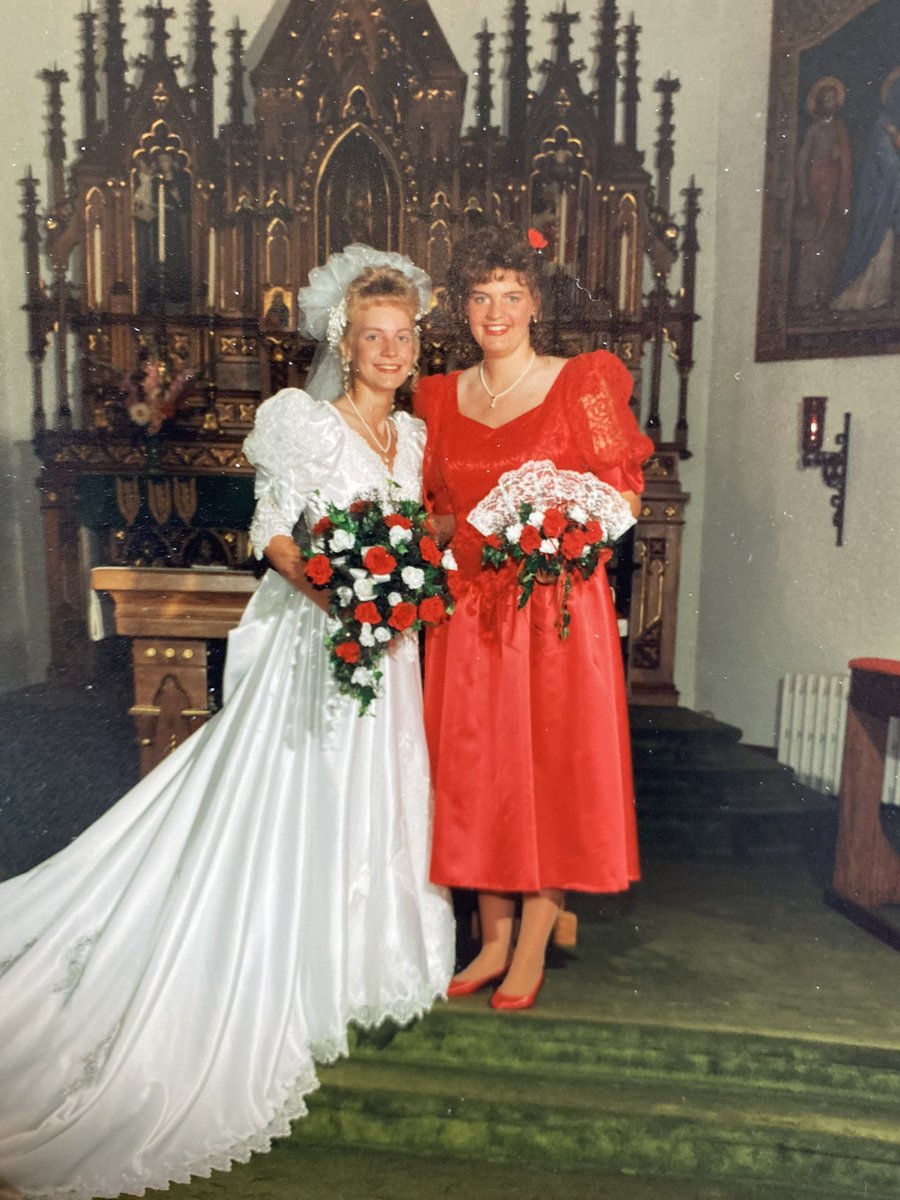 LardyJen's tweet photo. @K102 @kennychesney @DanAndShay @OldDominion @carlypearce 28 yrs ago I stood next to my sister saying I Do, 28 yrs later with your two daughters &amp; besties we leave our husbands behind &amp; see @kennychesney https://t.co/QbkMTONCdc