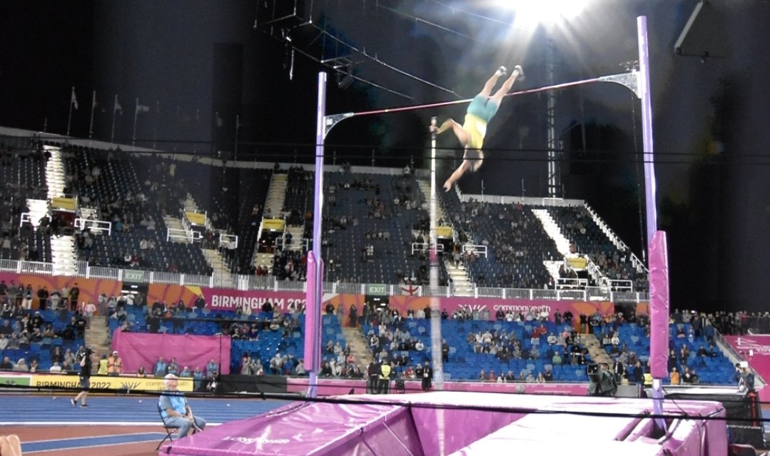 AustralianAths's tweet photo. KURTIS GOES BACK-TO-BACK 🥇🥇

Marschall clears 5.70m and wins Commonwealth Games GOLD again!

@CommGamesAUS 
#ThisIsAthletics #BoldInGold https://t.co/A2eHkylSVu