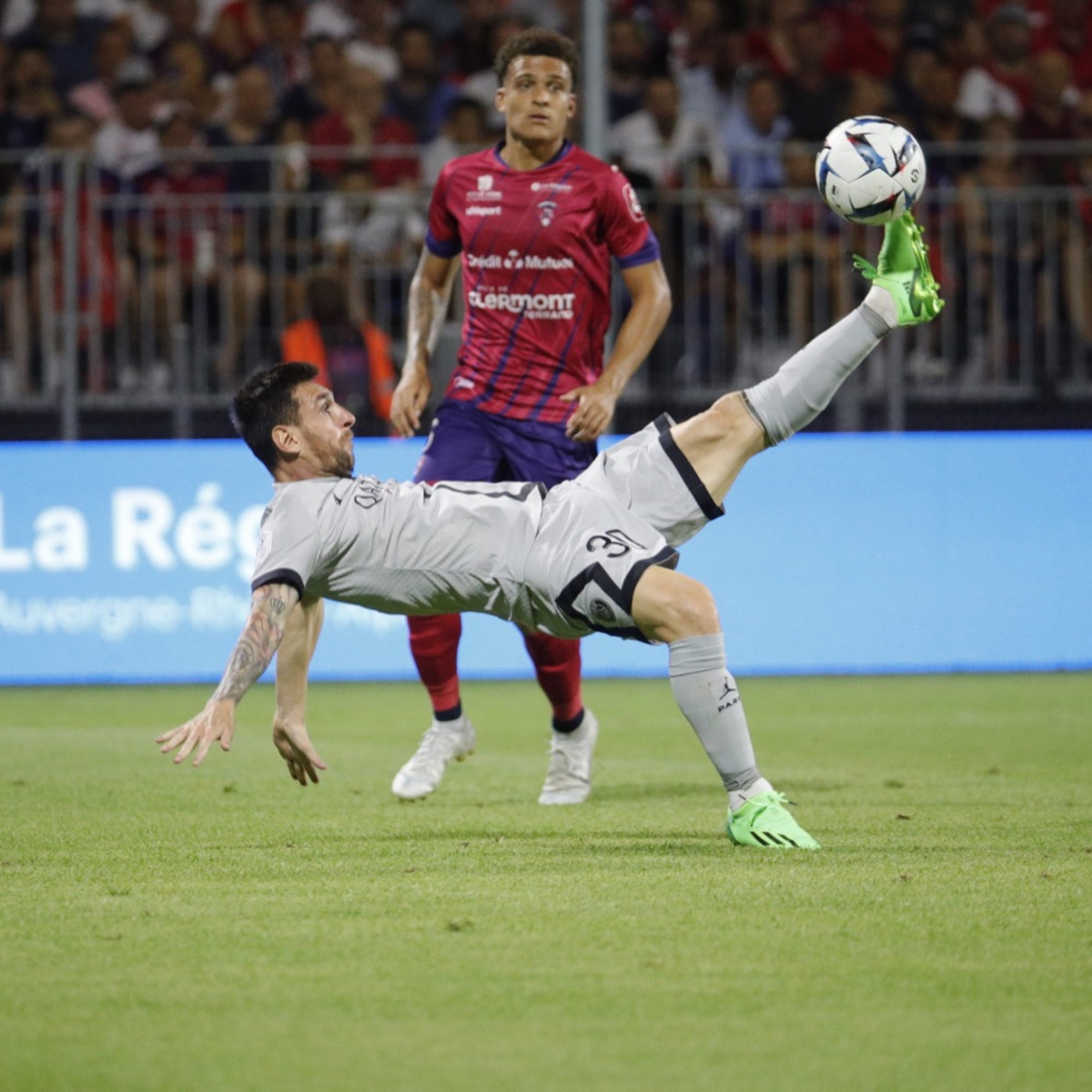 Golazo de chilena de Cristiano Ronaldo Fernando Palomo Real Madrid vs  Juventus bicycle kick on Make a GIF