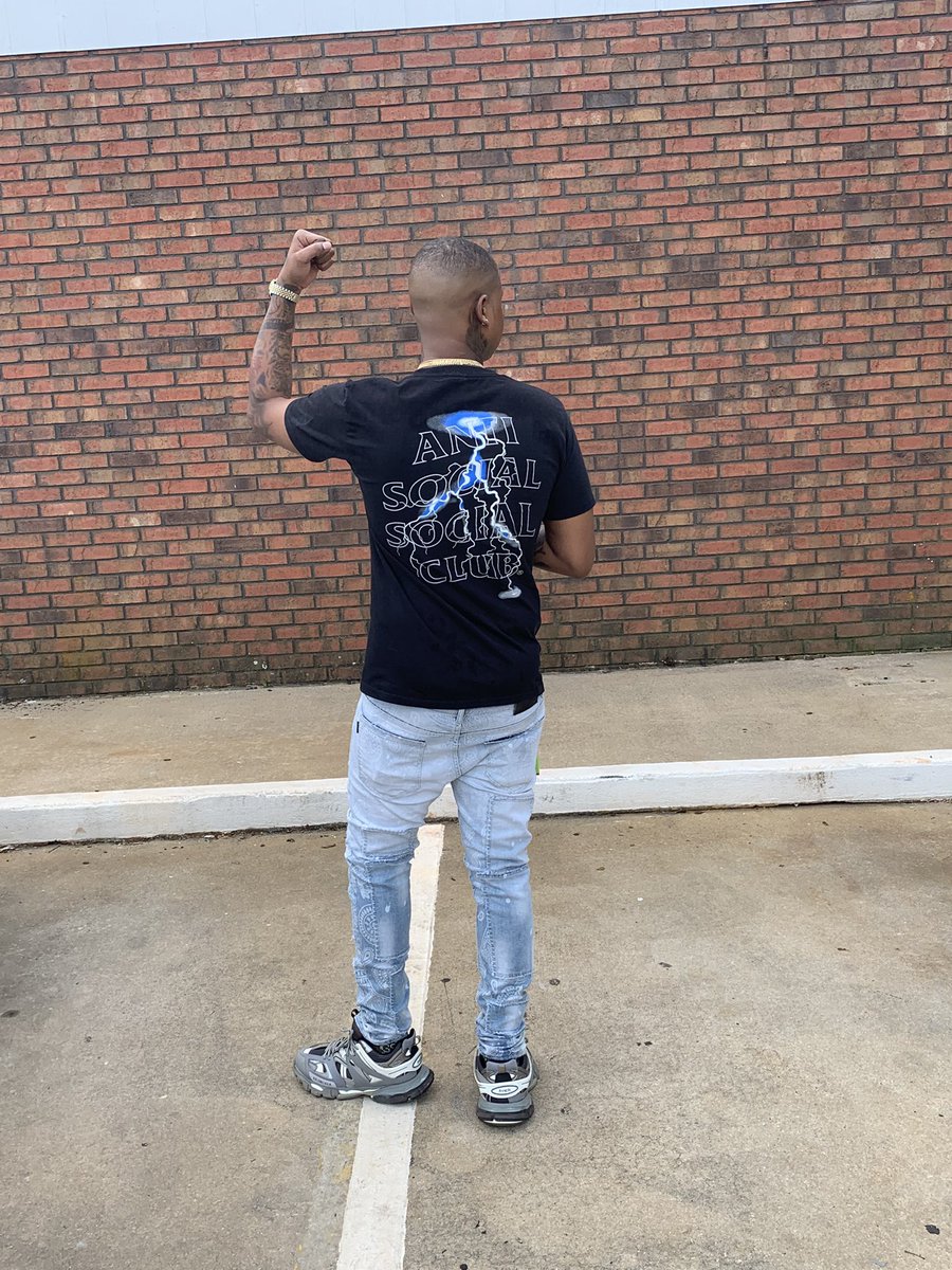 1superstarnino's tweet photo. stand up guy i switch spines , i want my nigga back #LLDarius happy birthday bro https://t.co/snUYCN8vqt