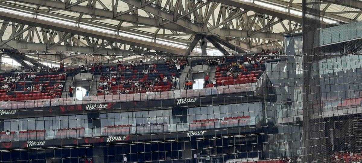 angelsolchaga's tweet photo. Según no hay boletos en esta sección...o por lo menos eso dicen en taquilla 
Que paso ahí @DiablosRojosMX https://t.co/Hhy2msMpu2
