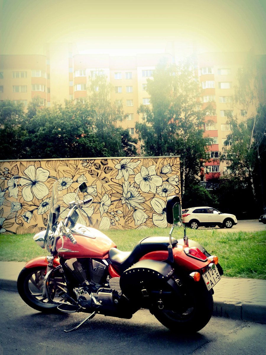 TheGrandTour4's tweet photo. @RichardHammond
@MrJamesMay
My photo art

It was a really good luck
An orange motorcycle, an orange wall, an orange houses and the orange sun! What an orange Grand day
@thegrandtour https://t.co/HiOOjvzbUX